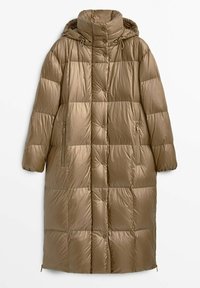 Parka lunga e imbottita di colore marrone chiaro. Realizzata in materiale lucido, presenta un alto colletto, chiusura con bottoni e tasche laterali con zip.
