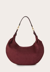 Sac à main en daim bordeaux avec une forme incurvée en demi-lune, doté d'une poignée nouée et de accents en métal doré. Texture lisse.
