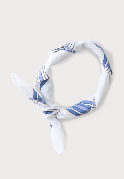 Écharpe blanche avec des rayures diagonales bleues et noires nouée en un nœud lâche sur un fond clair uni.