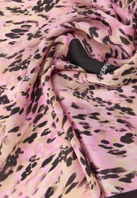 Μεταξωτό κασκόλ με ροζ και μπεζ αφηρημένο λεοπάρ μοτίβο με μαύρες και σκούρες καφέ κηλίδες, που παρουσιάζει ομαλή υφή και πτυχωτές ρυτίδες.