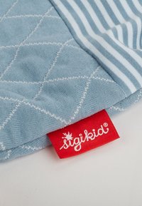 Tissu en maille bleu clair avec des coutures blanches en losange et des rayures, avec une étiquette de marque "sigikid" rouge.