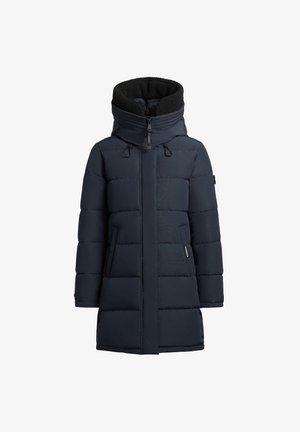 Marineblauwe pufferjas met een hoge kraag, capuchon, rits aan de voorkant en twee zijzakken. De stof heeft een gewatteerde textuur en een zwarte fleece voering.