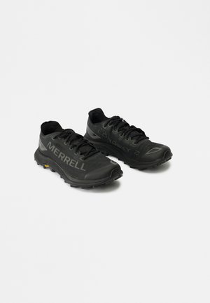 Scarpe da corsa nere con una tomaia in mesh testurizzato, logo "MERRELL" prominente, sistema di allacciatura e una suola in gomma robusta con motivi di aderenza.