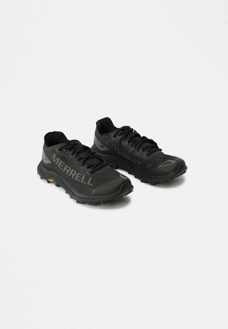 Scarpe da corsa nere con una tomaia in mesh testurizzato, logo "MERRELL" prominente, sistema di allacciatura e una suola in gomma robusta con motivi di aderenza.