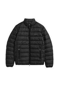 Sort polstret jakke med høj krave, udstyret med en frontlynlås og to sidelommer. Stoffet ser glat ud med et quiltet mønster.