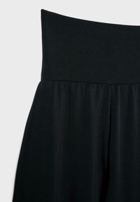 Sort stofnederdel med bred, blød talje og et flydende, rynket design. Glat tekstur og ensfarvet med ingen synlige mønstre.