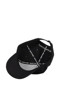 Casquette noire avec une visière courbée, en tissu. L'intérieur présente un revêtement gris et un ruban de marque blanc. Cinq trous de ventilation sont visibles.