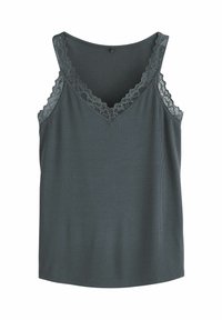 Top de rezervor ribbed de culoare verde închis, cu dantelă pe decolteu în V și pe brațe, având o croială lejeră și o textură fină.