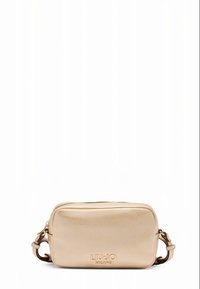 Sac bandoulière en cuir beige de forme rectangulaire, avec fermeture éclair et logo embossé sur le devant. Dispose d'une bandoulière réglable.