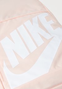 Nike Sportswear ELMNTL UNISEX SET - Dnevni ruksak - washed coral/orange/(white)
