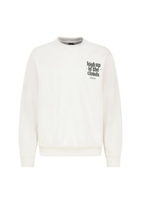 Weißes Sweatshirt mit Rundhalsausschnitt, mit dem gedruckten Spruch "hoch oben in den Wolken" in dunklem Grün auf der linken Brusttaschenbereich.