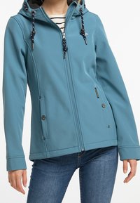 Veste softshell bleu sarcelle avec fermeture éclair à l'avant, capuche avec cordons de serrage et poches latérales à rabat avec boutons-pression. Texture lisse, coupe ajustée.