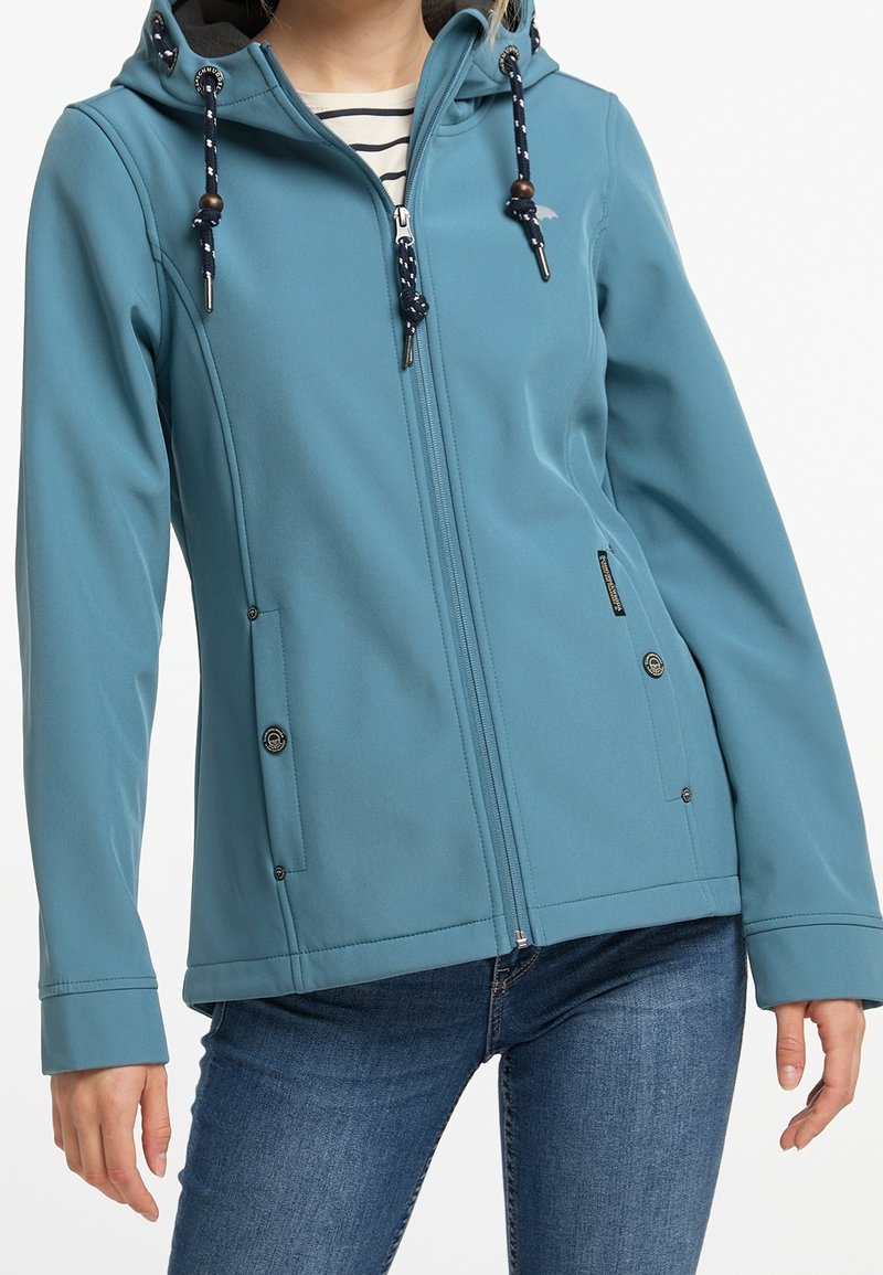 Veste softshell bleu sarcelle avec fermeture éclair à l'avant, capuche avec cordons de serrage et poches latérales à rabat avec boutons-pression. Texture lisse, coupe ajustée.