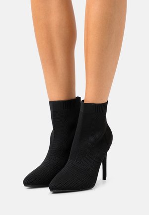 Stivaletti con tacco - black