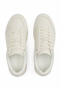 Weiße Leder Sneakers mit glatter Oberfläche, runder Zehenpartie und flachen Schnürsenkeln. Dezentes Branding an der Zunge, mit gepolstertem Innenleben.