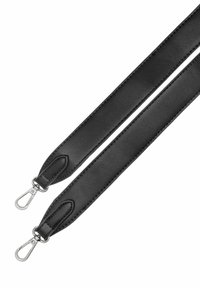 Czarny skórzany pasek o gładkiej teksturze, z metalowymi srebrnymi zapięciami na każdym końcu i starannie zszytymi krawędziami.