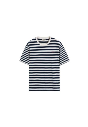 Camiseta blanca de manga corta con rayas horizontales azul marino y pequeño texto bordado en rojo en el pecho izquierdo.