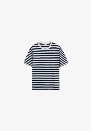 Camiseta blanca de manga corta con rayas horizontales azul marino y pequeño texto bordado en rojo en el pecho izquierdo.