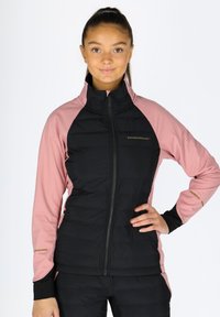 Schwarze und rosa Kapuzenjacke mit gepolstertem Vorderteil, glatten Ärmeln, goldenem Logo und kontrastierenden Nahtdetails. Ideal für Sportbekleidung.