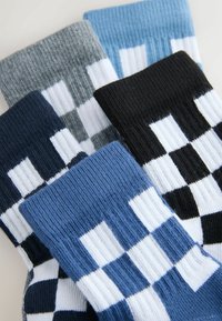 Penki poros raštuotų kojinių mėlynos, juodos, pilkos ir baltos spalvų, turinčių šachmatų lentos dizainą su gofruota tekstūra ir spalvomis, išdėstytomis kaitaliojančiomis sekomis.