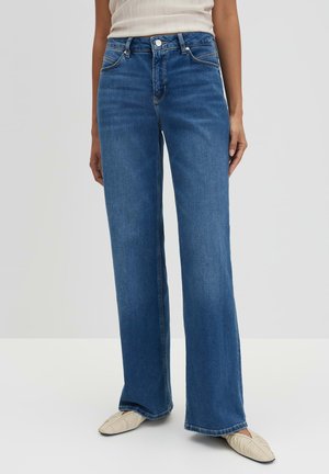 Wide-leg blue jeans in denim fabric with a high waist, five pockets, and a front button closure. Smooth texture and a classic fit.