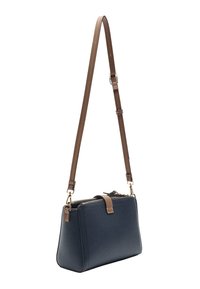 Niebieska skórzana torebka o zorganizowanym, prostokątnym kształcie, z brązowym regulowanym paskiem, złotymi akcentami oraz textured powierzchnią dla zwiększenia trwałości.