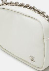 Calvin Klein Jeans MICRO MONO CHAIN CAMERA BAG - Borsa a tracolla - icicle