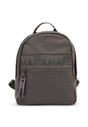 Pequeña mochila gris oscuro con bolsillo frontal con cremallera, asa superior y nombre de la marca "MARIAMARE" impreso en la parte superior delantera.