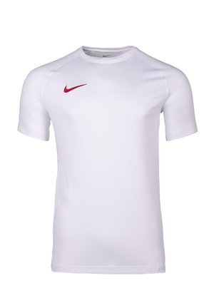 Biała sportowa koszulka z krótkim rękawem, okrągłym dekoltem i małym czerwonym logo Nike na górnej lewej części klatki piersiowej.