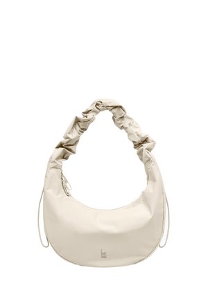 Borsa a mezzaluna color crema con tracolla arricciata e chiusura con cerniera, con piccolo logo "GOT BAG." vicino al centro inferiore.