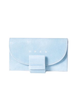 Portefeuille rectangulaire en cuir bleu clair avec fermeture à rabat et sangle assortie sur fond blanc.