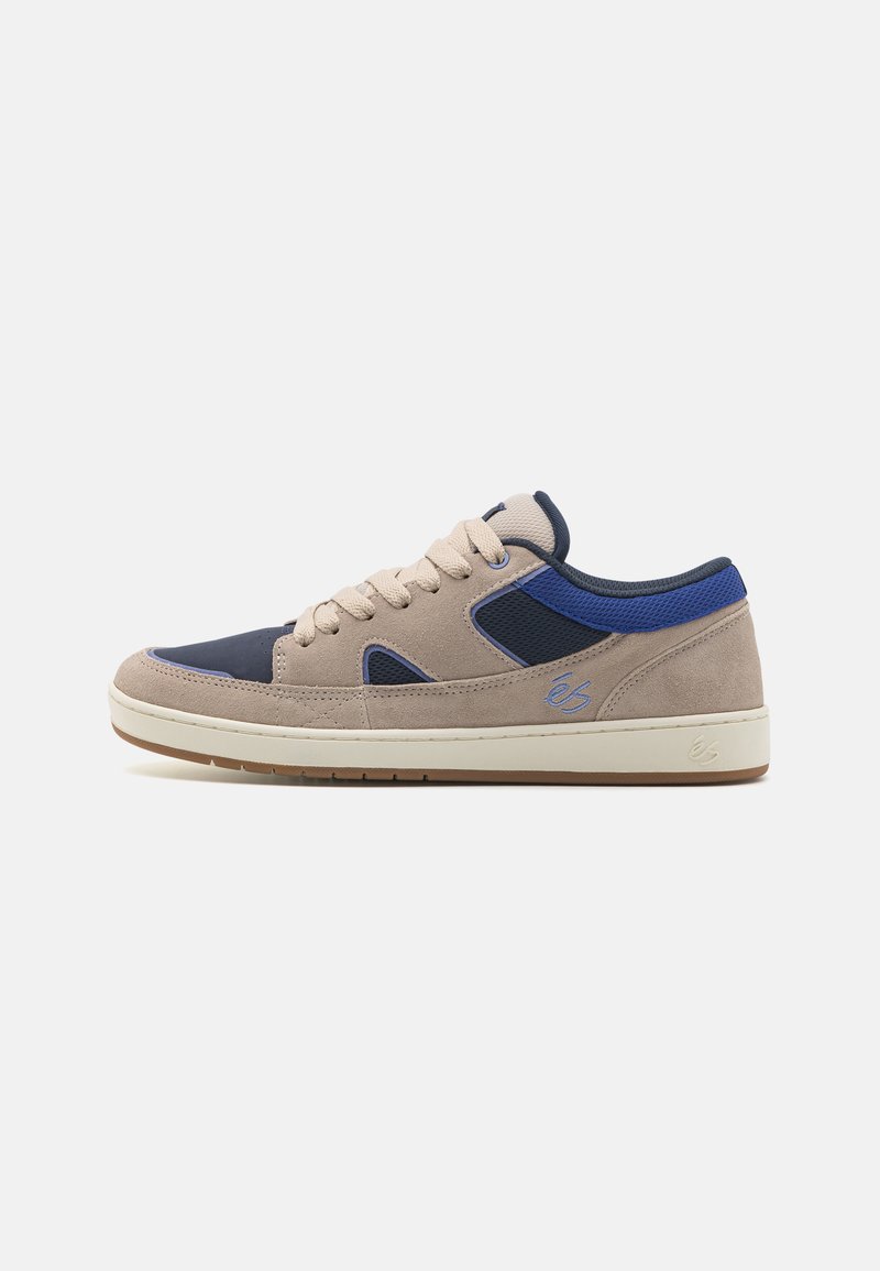 Sneakers in suede beige con accenti blu navy. Presentano un design basso, punta rotonda e pannello in rete texture. Suola in gomma con battistrada minimo.