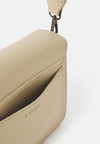HVISK CAYMAN POCKET SOFT STRUCTURE - Skulderveske - bone white