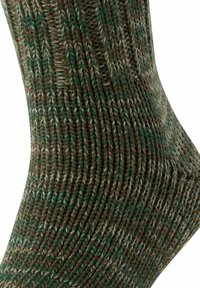 Calzino lavorato a maglia in tonalità terrose di verde e marrone, caratterizzato da una texture a coste con fili più chiari intrecciati qua e là.