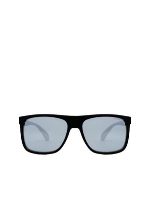 Zwarte rechthoekige zonnebril met grijze lenzen, voorzien van een gladde matte afwerking en afgeronde hoeken. De oorpootjes zijn licht gebogen voor een goede pasvorm.