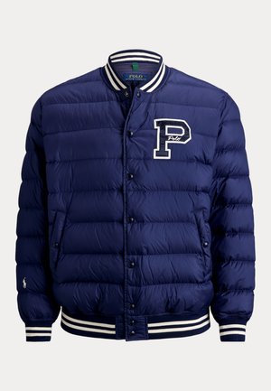 Tengerészkék steppelt bomber dzseki csíkos gallérral, mandzsettával és szegéllyel, elülső patent gombokkal, oldalzsebekkel és a "P" Polo Ralph Lauren logóval a mellkason.