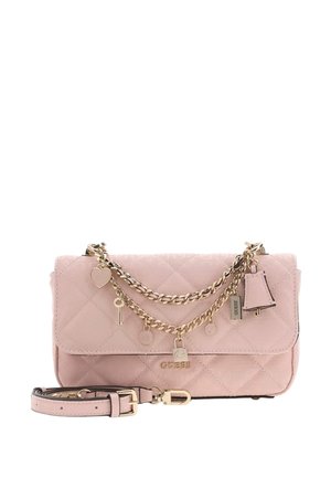 Sac à bandoulière matelassé rose avec chaîne en or et breloques, bandoulière amovible, et logo "GUESS" sur le devant.