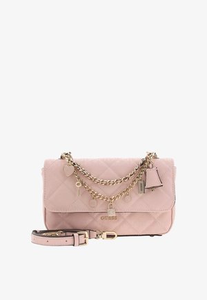 Roze gewatteerde schoudertas met gouden ketting en bedels, afneembare riem en "GUESS"-logo aan de voorkant.