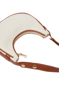 Leinwand-Schultertasche mit beigem Körper und braunen Lederakzenten, ausgestattet mit einem goldenen Reißverschluss und Druckknöpfen. Abgerundete Form, minimalistischem Design.