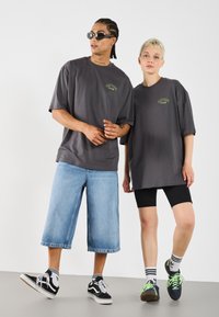 YOURTURN UNISEX - T-shirts print - asphalt