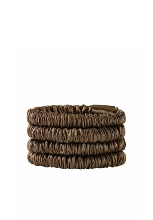 Vier donkerbruine haarstrikken van satijnen stof gestapeld op een witte achtergrond.