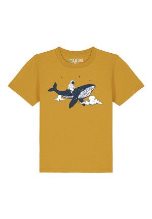 Geel katoenen T-shirt met een graphic van een astronaut die op een walvis rijdt te midden van wolken en sterren, met marineblauwe ontwerpelementen.