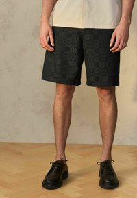 Next PATTERNED BERMUDA   - REGULAR FIT - Shorts - brown