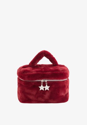 Bolsa de cosméticos de piel sintética roja con forma redondeada, cierre de cremallera y dos tiradores en forma de estrella. Cuenta con un asa resistente en la parte superior.