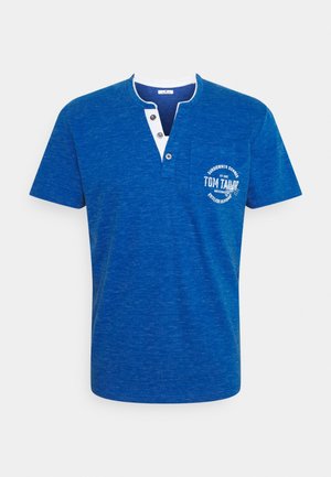 Blauw henley-shirt met korte mouwen, witte knopenbies en borstzak met witte "Tom Tailor" tekst en grafische print.