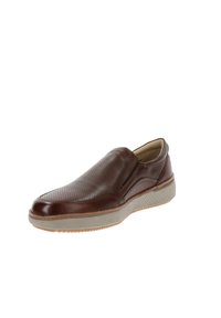Zapato de piel marrón tipo mocasín con superficie texturizada y perforaciones, que presenta una suela de goma de color claro con patrones de agarre.