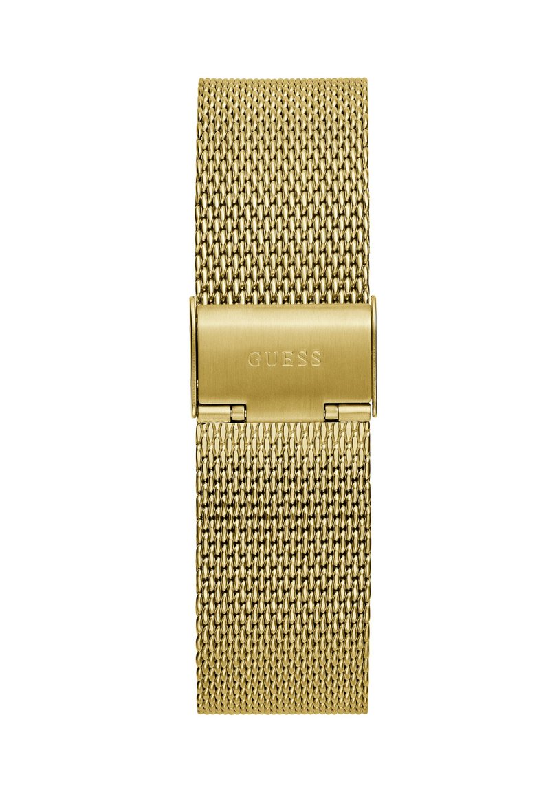 Bracciale in metallo mesh color oro con chiusura a pieghetta incisa con il logo "GUESS", mostrato in piano su uno sfondo bianco.