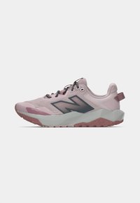 Gaiši rozā taku skriešanas apavs ar acs augšdaļu, tumši pelēkiem akcentiem, teksturētu zoli un rozā gumijas ārpusi; aprīkots ar auklu sistēmu un cilpu uzvilkšanai.