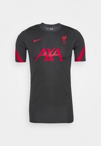 Ciemnoszary sportowy T-shirt z krótkim rękawem z czerwonymi akcentami, z okrągłym dekoltem, logo LFC oraz wyraźnie widocznym znakiem AXA na przodzie.