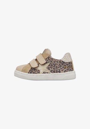 Beige Sneaker mit Leopardmuster, zwei Klettverschlussriemen, goldfarbener Stern-Akzent und strukturierter weißer Gummisohle. Aus weichem Wildleder und synthetischen Materialien.